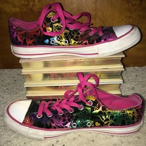 women’s patterned converse